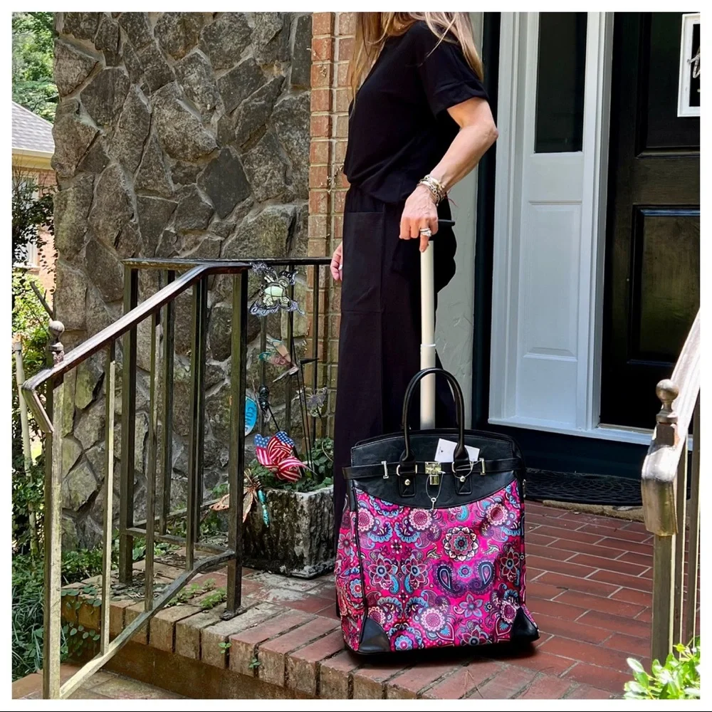 The Perfect Must Have Chic Stylish Travel Roll Bag - Picture 5 of 10